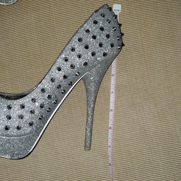 Spiked heels - Picture 4 of 6